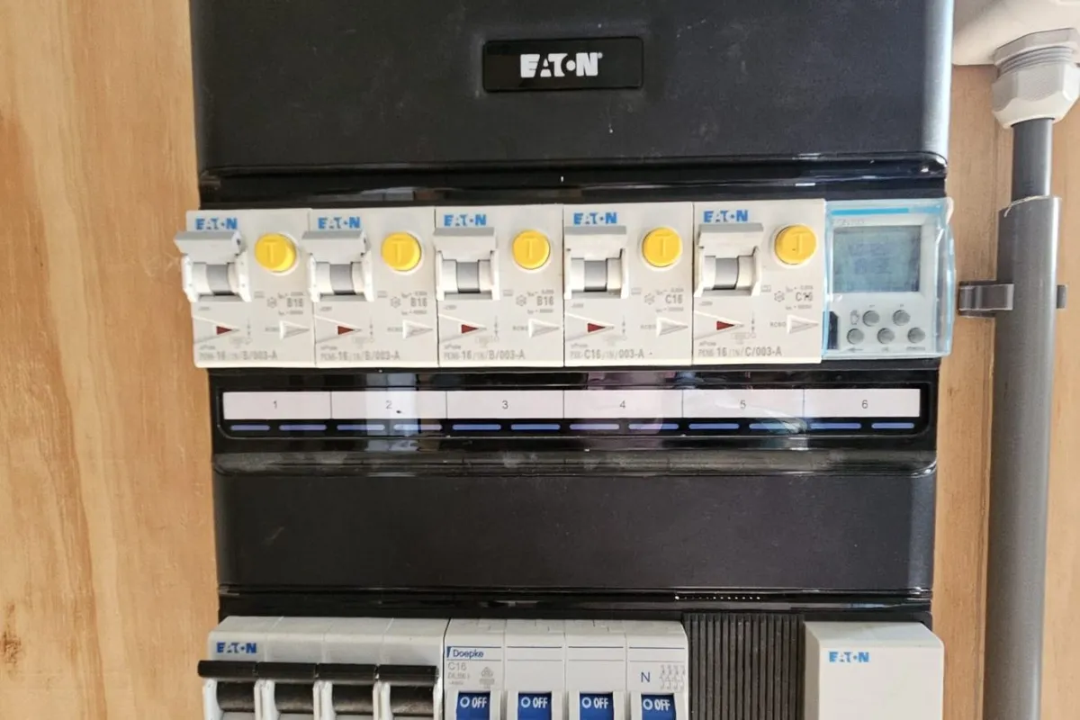 Bedrijfslogo KR Elektrotechniek