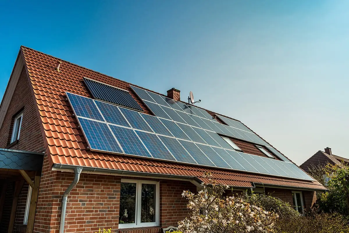 Zonnepaneelinstallatie op een Nederlandse woning